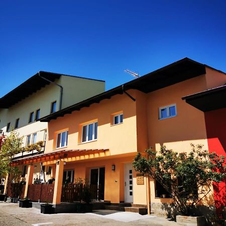 Hotel Goldene Krone Мистелбах Екстериор снимка