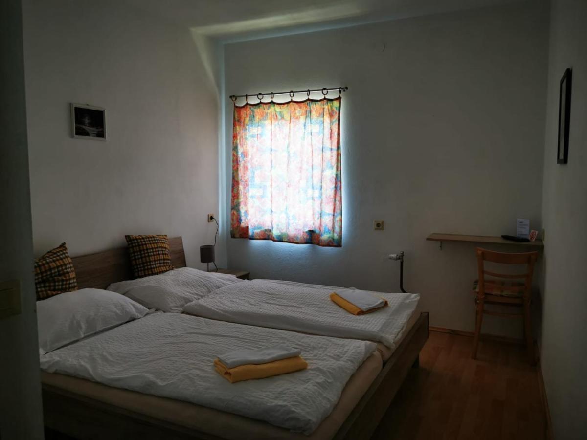 Hotel Goldene Krone Мистелбах Екстериор снимка