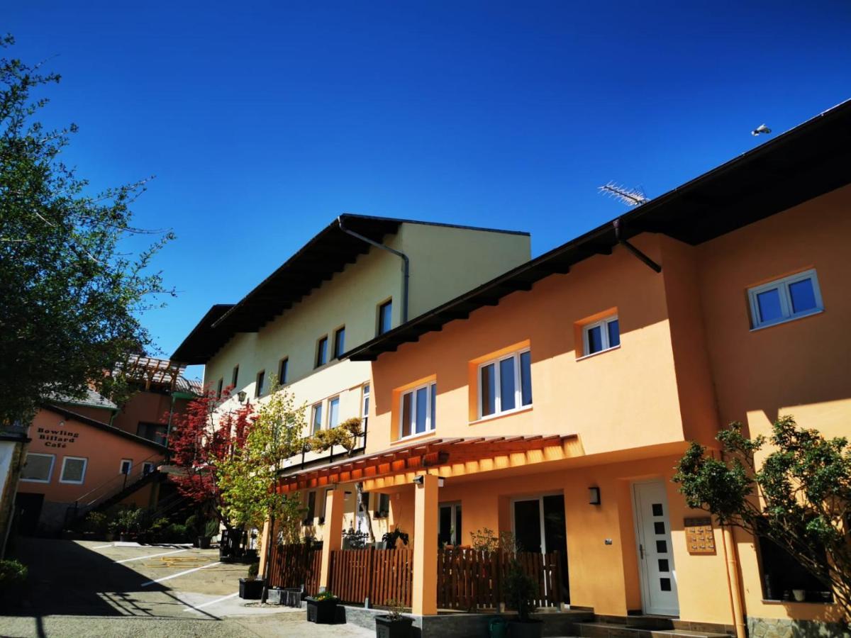 Hotel Goldene Krone Мистелбах Екстериор снимка