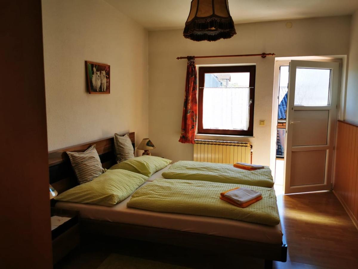 Hotel Goldene Krone Мистелбах Екстериор снимка