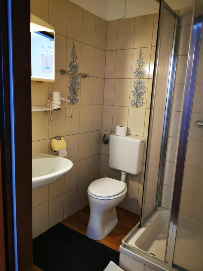 Hotel Goldene Krone Мистелбах Екстериор снимка
