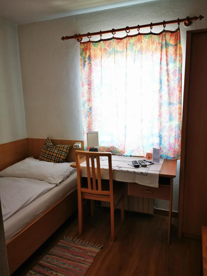 Hotel Goldene Krone Мистелбах Екстериор снимка