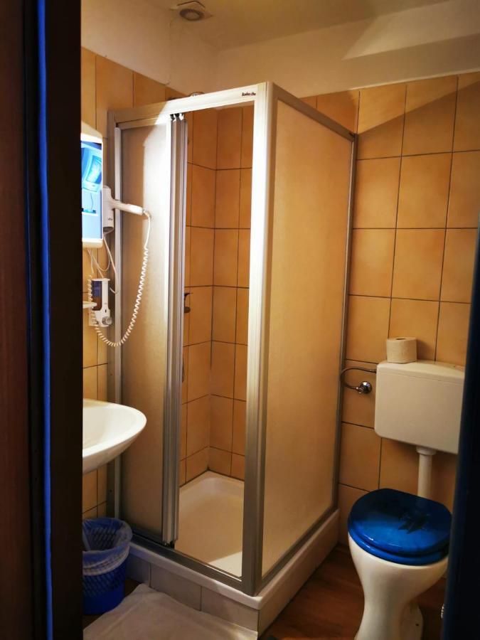 Hotel Goldene Krone Мистелбах Екстериор снимка