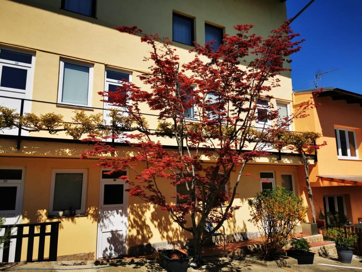 Hotel Goldene Krone Мистелбах Екстериор снимка
