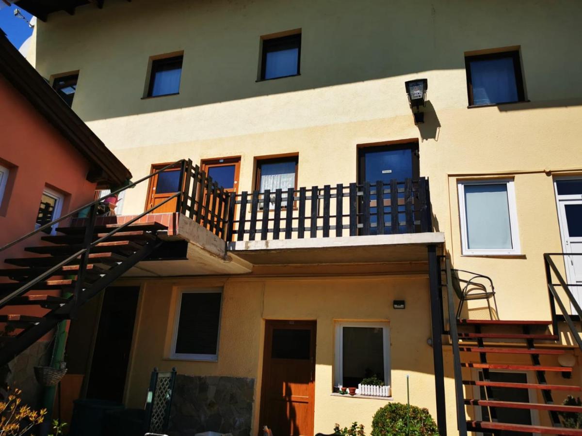 Hotel Goldene Krone Мистелбах Екстериор снимка