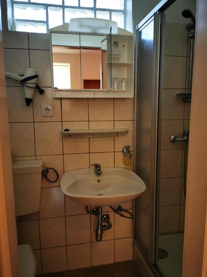 Hotel Goldene Krone Мистелбах Екстериор снимка