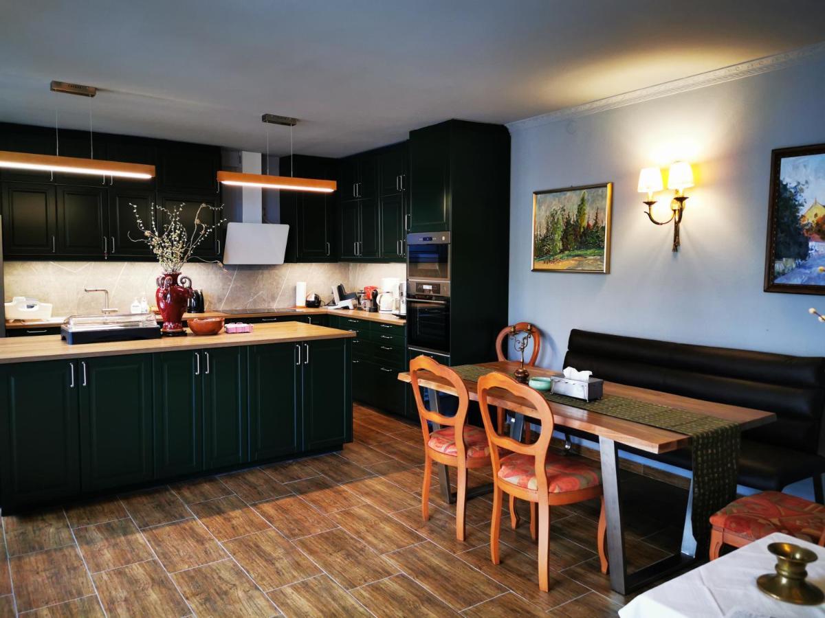 Hotel Goldene Krone Мистелбах Екстериор снимка