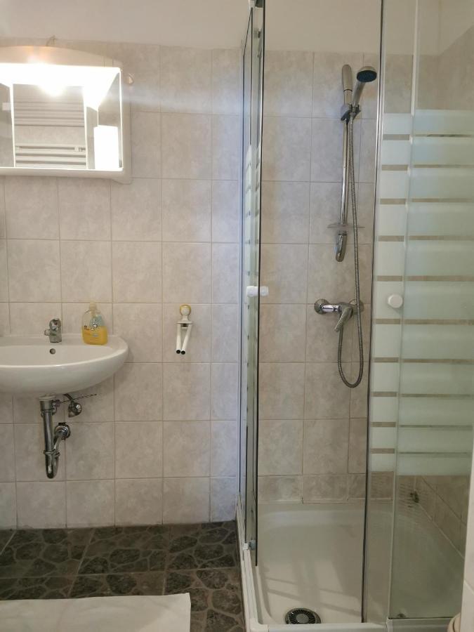 Hotel Goldene Krone Мистелбах Екстериор снимка