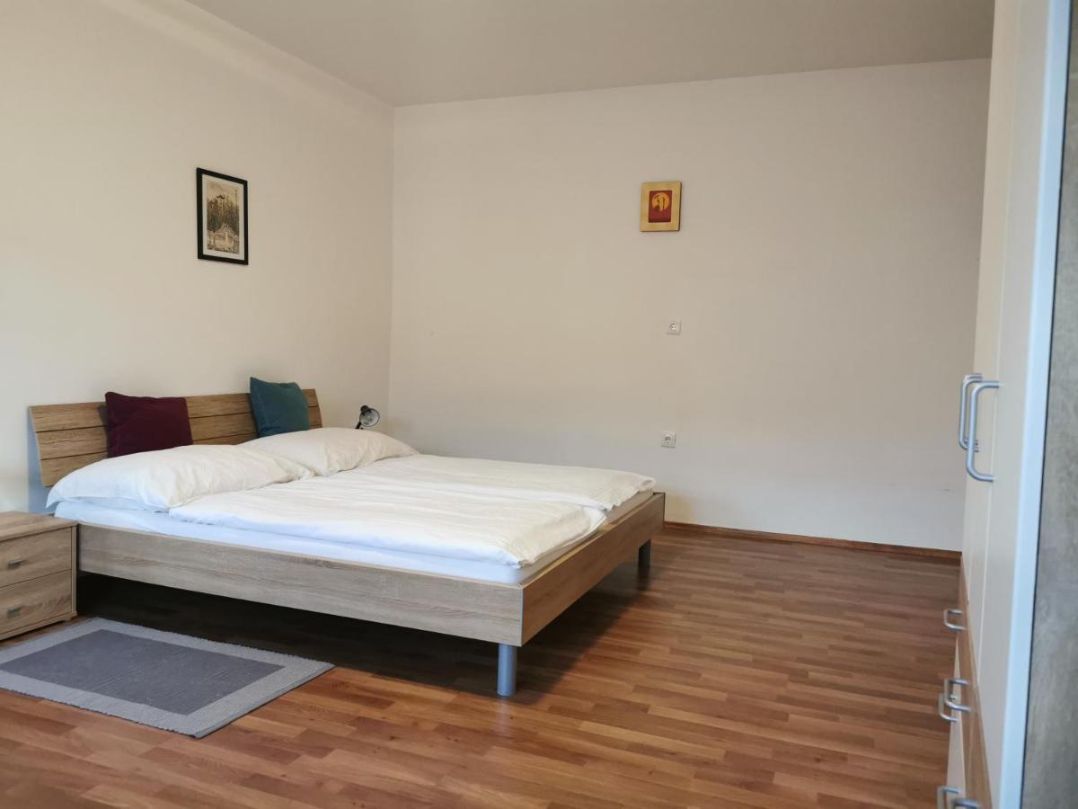 Hotel Goldene Krone Мистелбах Екстериор снимка