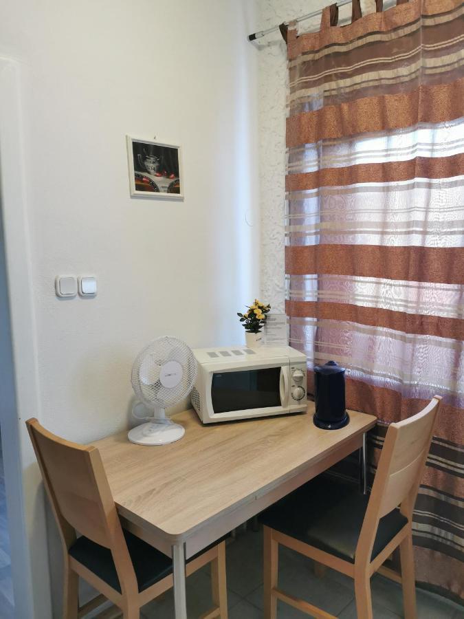 Hotel Goldene Krone Мистелбах Екстериор снимка